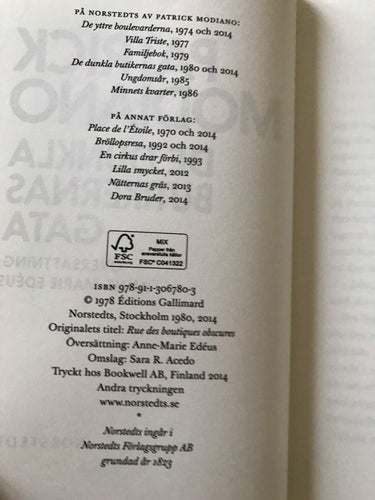 DE DUNKLA BUTIKERNAS GATA + DORA BRUDER Patrick Modiano