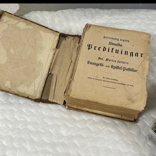 En gammal, sliten bok .552 sidor