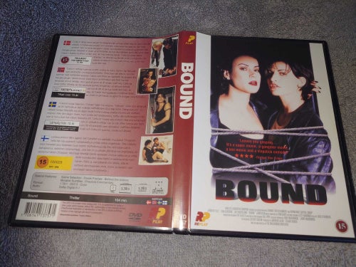 Bound (av Wachowski's med Jennifer Tilly, Gina Gershon)