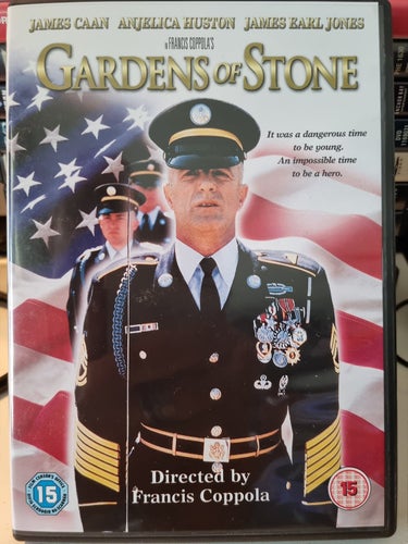 Gardens of Stone (1987) Francis Ford Coppola med James Caan, Anjelica Huston.