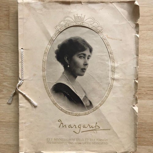 - Minnesalbum utgivet till förmån för Kronprinsessan Margaretas Minnefond -