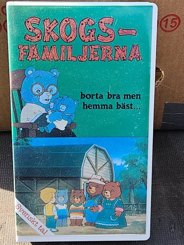 SKOGS - FAMILJERNA - BORTA BRA MEN HEMMA BÄST. VHS .SVENSK TAL