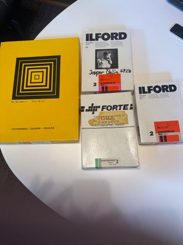 Fotografiskt papper Ilford och Forte
