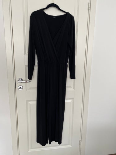 Gina Tricot svart jumpsuit, storlek M