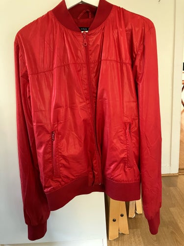 mdotb röd jacka, storlek M