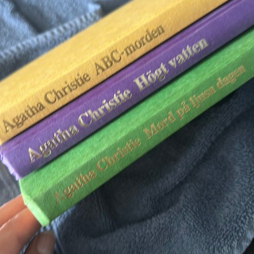 Agatha Christie LOT ABC-morden, Högt vatten, Mord på ljusa dagen