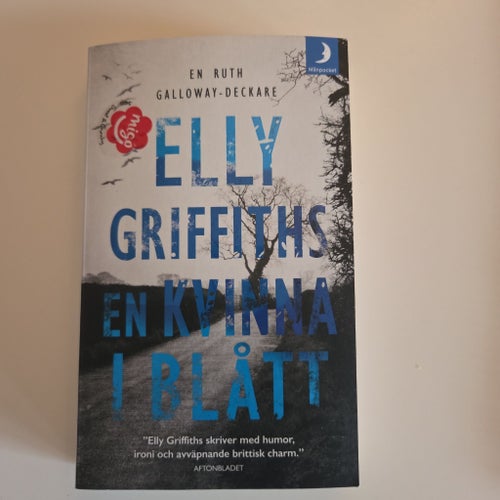 En kvinna i blått av Elly Griffiths, 2017