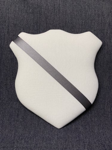 Märkestavla för simmärken/smycken vit/stålgrå satin