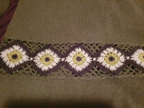 Tröja grön, virkat band med blommönster i nederkanten, 45% bomull, storlek 42/44