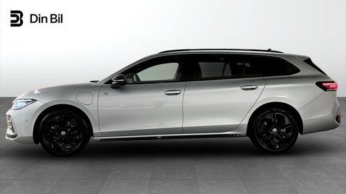 Volkswagen Passat Variant eHybrid DSG SWE R-Line Black Panorama Drag Värmare