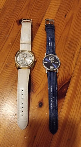 Två klockor med äkta läderarmband, mycket fint skick.