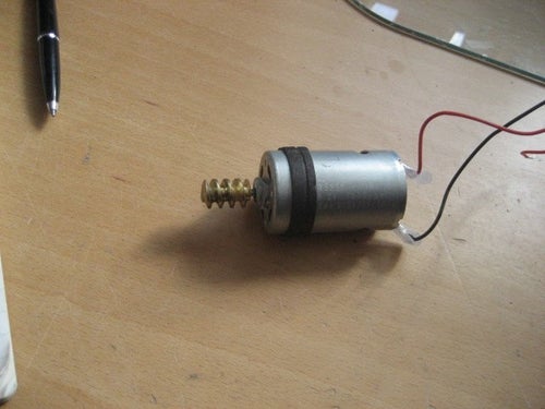 DC-motor med snäckväxeldrev tror det är 6-12v