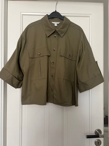H&M. Skjorta. Jacka. Khaki. Ny. Oanvänd.