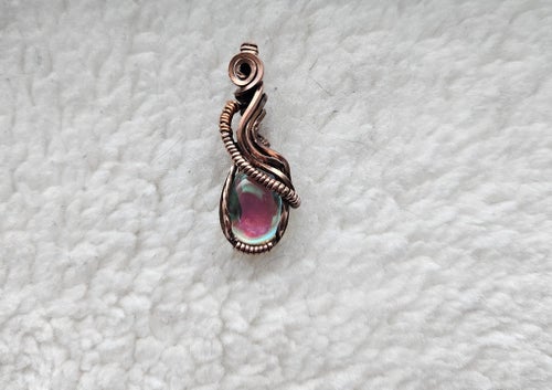 Handgjort halsbandshänge med rainbow aura quartz