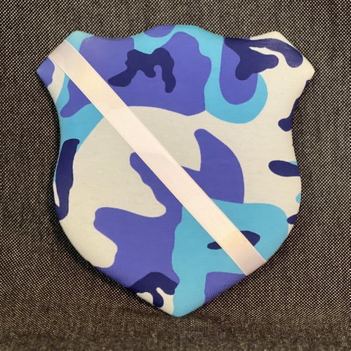 Märkestavla för simmärken/smycken Blå kammo/vit satin