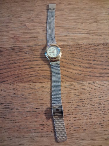 Swatch Damklocka med guldfärgad boett och mesharmband