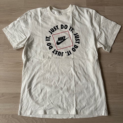 Vit t-shirt från Nike i herrmodell i storlek L