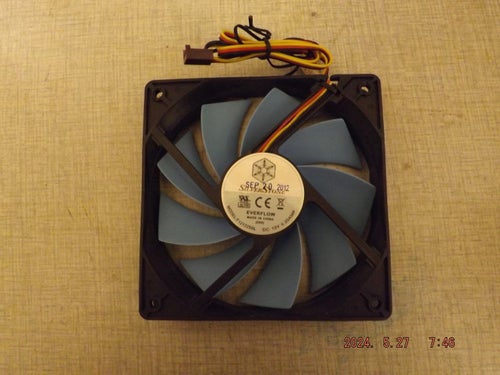 SilverStone 120 mm (12 cm) Tjocklek: 25 mm (2,5 cm) DC 12V (3-pin kontakt)