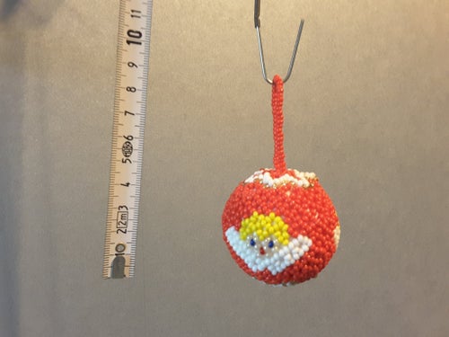 GRÖNLÄNDSKT PÄRBRODERI KULA RÖD MED ÄNGEL