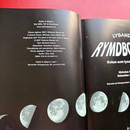 LYSANDE RYMDBOKEN Boken som lyser i mörkret Nicholas Harris 2012