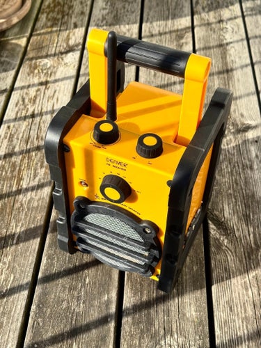 Bärbar robust och vattentålig FM-radio till stranden eller grillpartyt