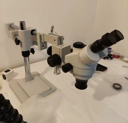 3.5X-90X trinokulärt stereo digitalt mikroskop med dubbelarm, 360° rotation