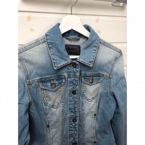 Jeansjacka av Only i storlek 36, nyskick!