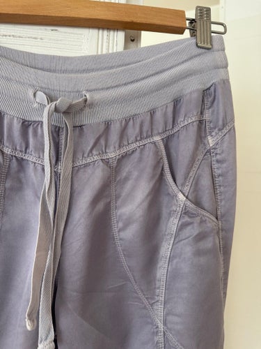 Cool lila knäbyxa med fina detaljer i vegansk silke från DEHA