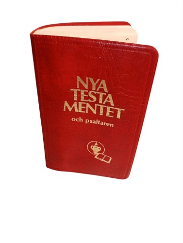 Nya Testamentet och psaltaren i rött och guld färg mindre format 750 sidor