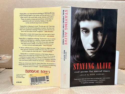 Staying Alive real poems for unreal times by Neil Astley, bok, Very fine plus