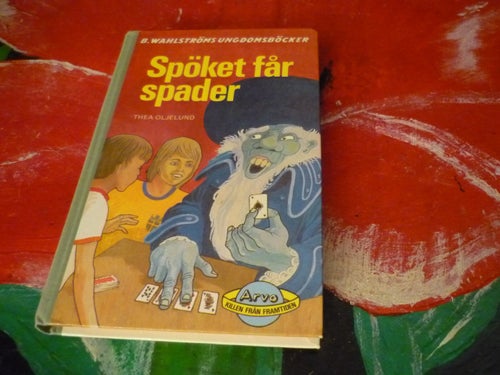 BOK, 2 STYCKEN UNDOMSBÖCKER, BÖCKER, SPÖKET FÅR SPADER, SPÖKET SPELAR VAMPYR