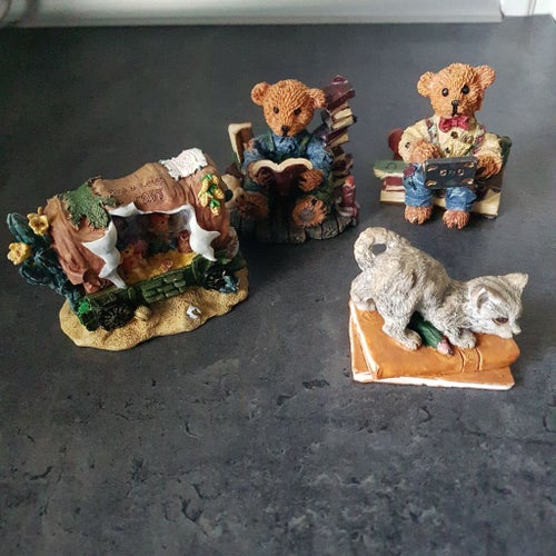 4 st Nallebjörnar och katt figurer.H.5-7 cm. Hårt pastmaterial