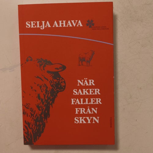 När saker faller från skyn - Selja Ahava