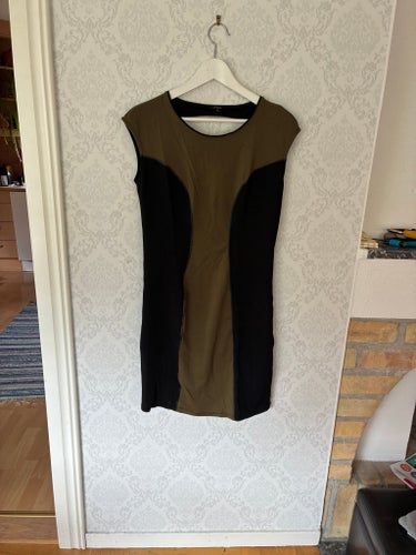 Lindex svart och brun/khaki klänning, storlek M