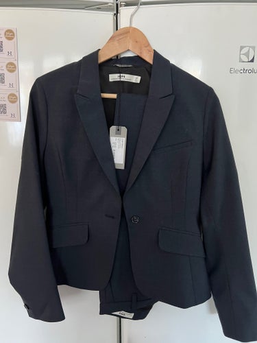 Hope Kostym - Judge Blazer och Krissy Trouser