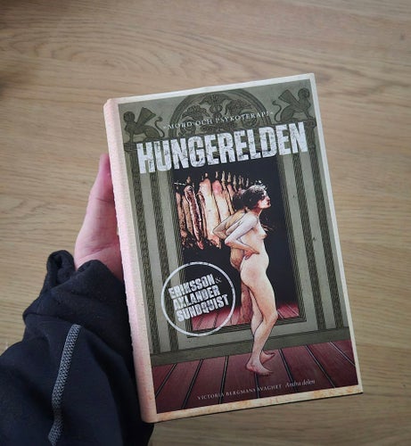 HUNGERELDEN: INBUNDEN BOK | 409 SIDOR.