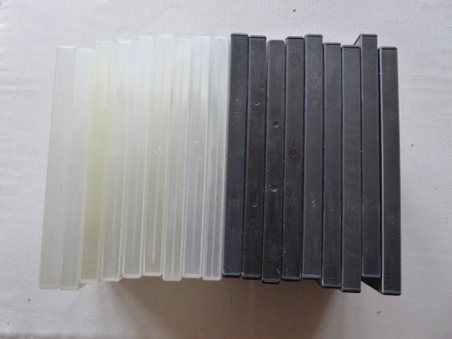 Ett 35-tal DVD-fodral