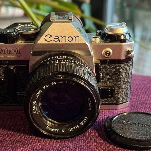 Analog kamera Canon AE-1 Program med Canon Lens FD 50mm 1:1.4