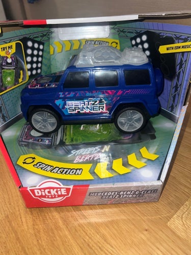 Ny - stor snurrande bil Mercedes Benz från Dickie Toys
