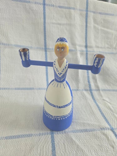 Trä ljusstake.Kvinna med ljus