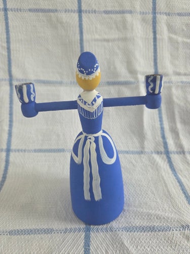 Trä ljusstake.Kvinna med ljus
