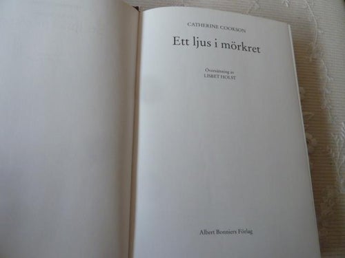 ETT LJUS I MÖRKRET, C. COOKSON, 2004,  BÖCKER