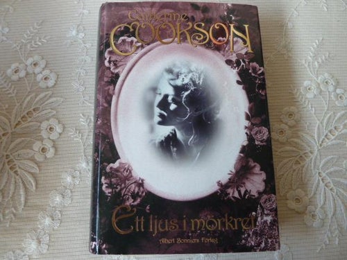 ETT LJUS I MÖRKRET, C. COOKSON, 2004,  BÖCKER