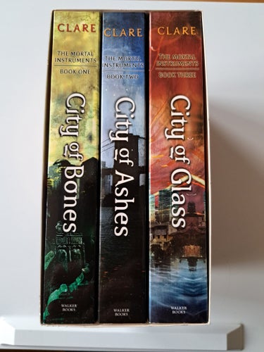 Box med 3st häftade böcker av Cassandra Clare Fantasy ungdom engelska
