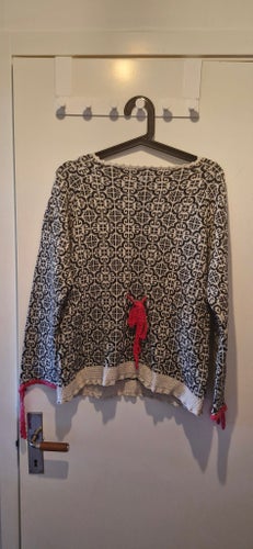 Odd Molly svart, vit, röd tröja, storlek 3