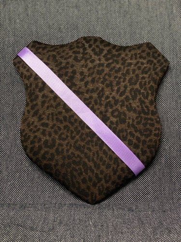 Märkestavla för simmärken/smycken leopard brun/ lavendel satin
