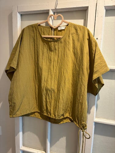 Gulgrön blus från MQ