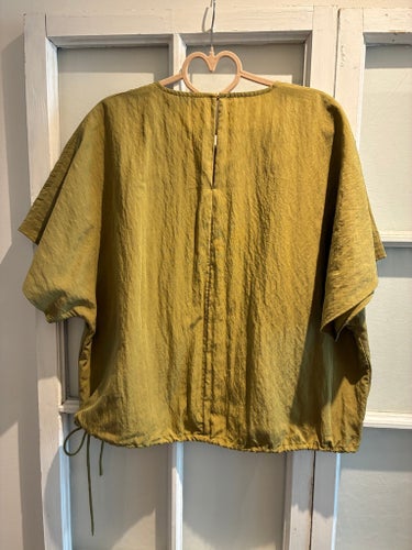 Gulgrön blus från MQ