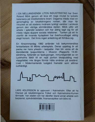 En tårtbit till kaffet av Lars Adlersson, 2011