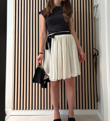 H&M vit plisserad kjol, storlek 36